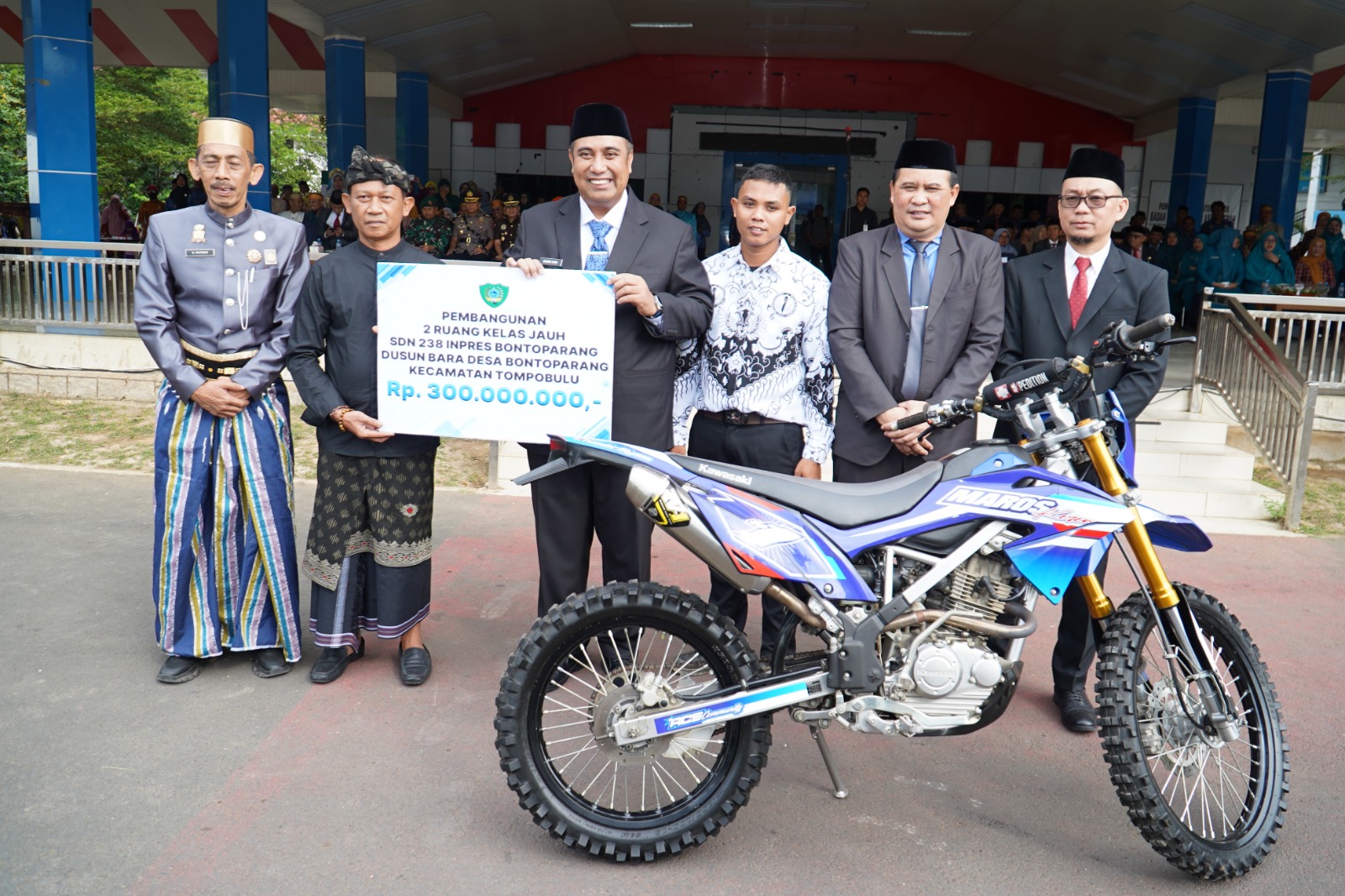 Bupati Maros Serahkan Bantuan Rp300 Juta dan Motor Trail untuk Sekolah Kolong