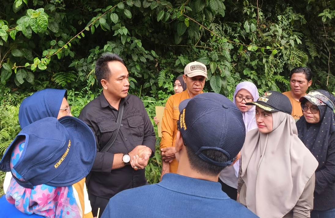 Dinas Penanaman Modal dan Pelayanan Terpadu Satu Pintu Provinsi Sulawesi Selatan Yang Tergabung Dalam Tim Analis Manajemen Dampak Lingkungan (Amdal) Meninjau Pembangunan Bendungan Rongkong