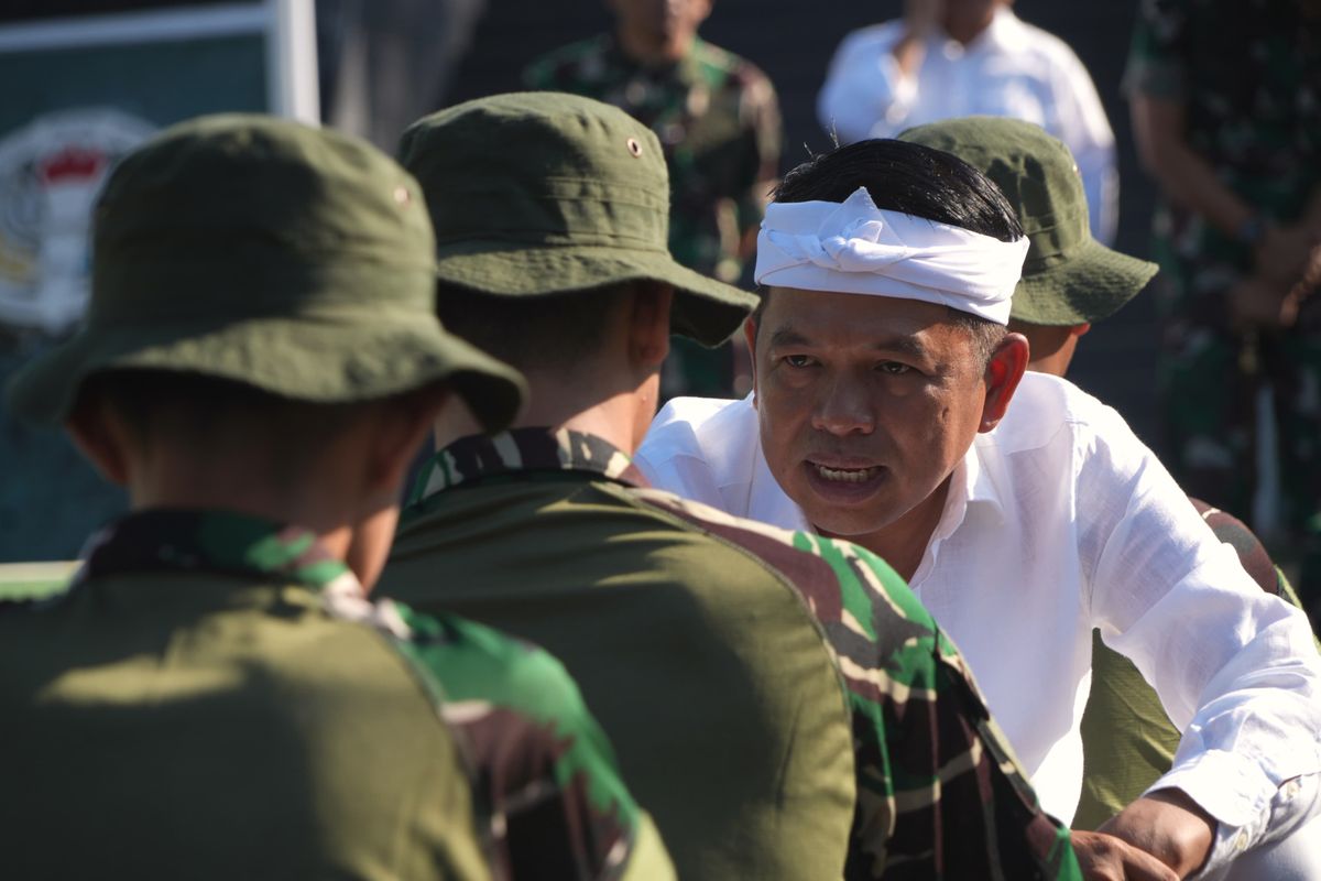 Gubernur Jawa Barat Saat Mengunjungi Pembinaan Siswa di Barak Militer di Resimen Artileri Medan 1 Sthira Yudha, Batalyon Artileri Medan 9, Purwakarta, Jawa Barat