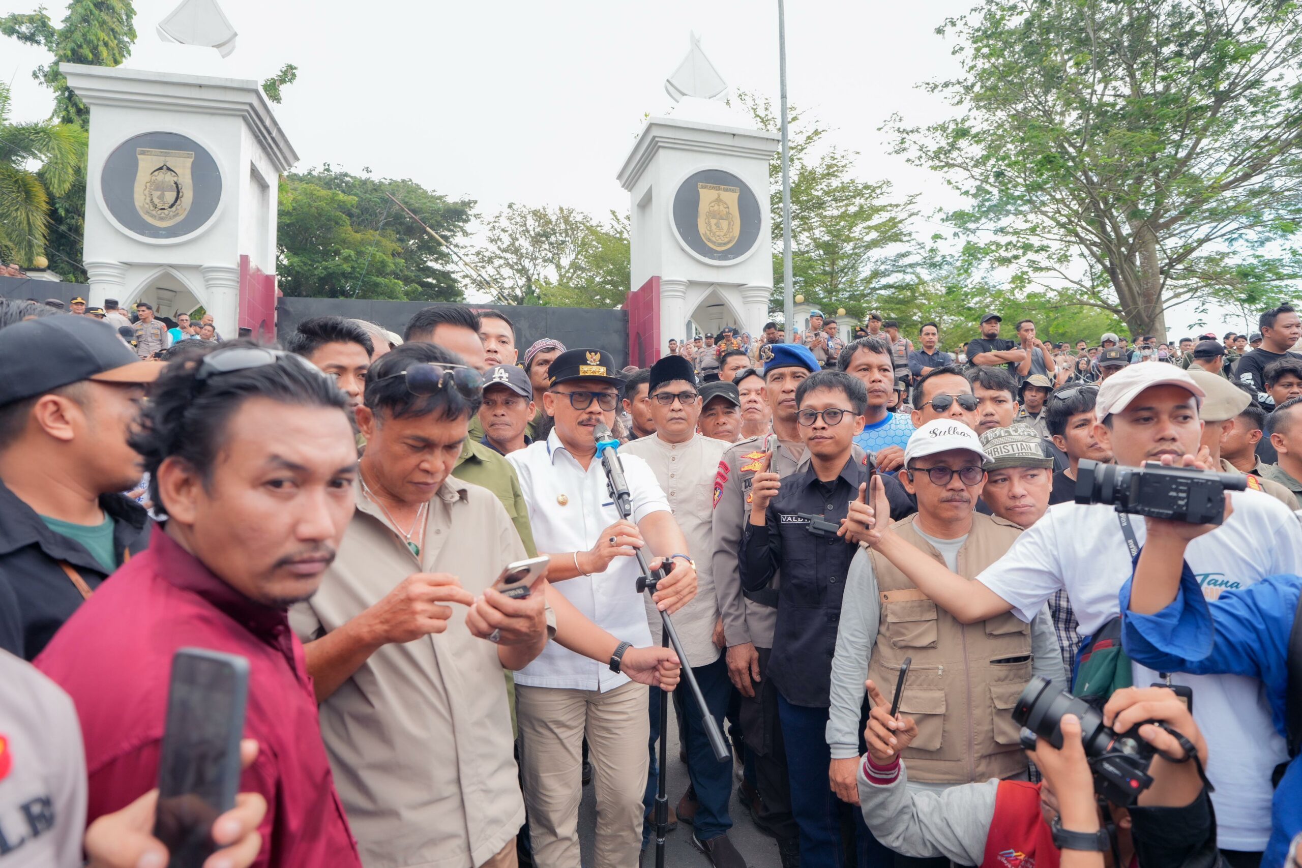 Temui Pendemo, Gubernur SDK Siap Tindak Tegas Tambang Pasir Ilegal