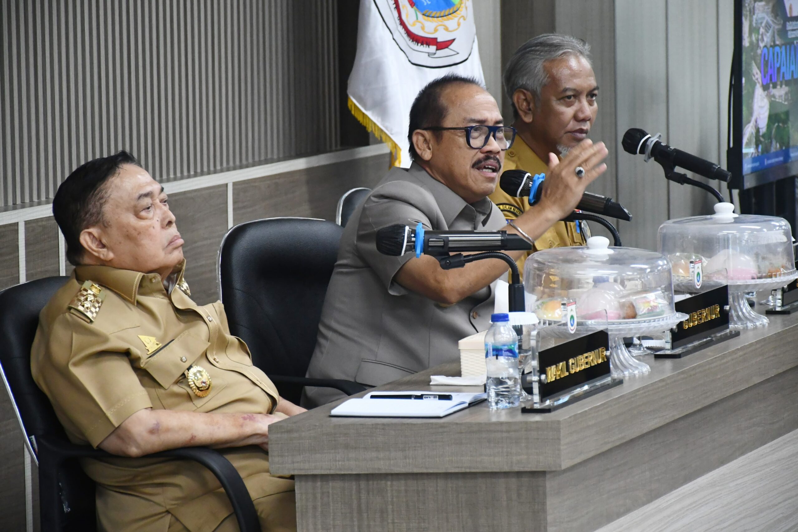 Gubernur Sulbar Suhardi Duka dan Wakil Gubernur Sulbar Mayjen (Purn) Salim S Mengga Saat Jumpa Pers Dengan Menghadirkan Seluruh Kepala Organisasi Perangkat Daerah (OPD) dan Insan Pers