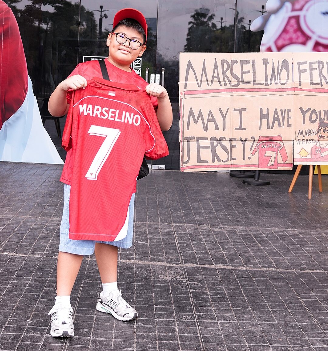 Kenneth Terima Hadiah Jersey Marselino Ferdinan Dari Timnas Indonesia