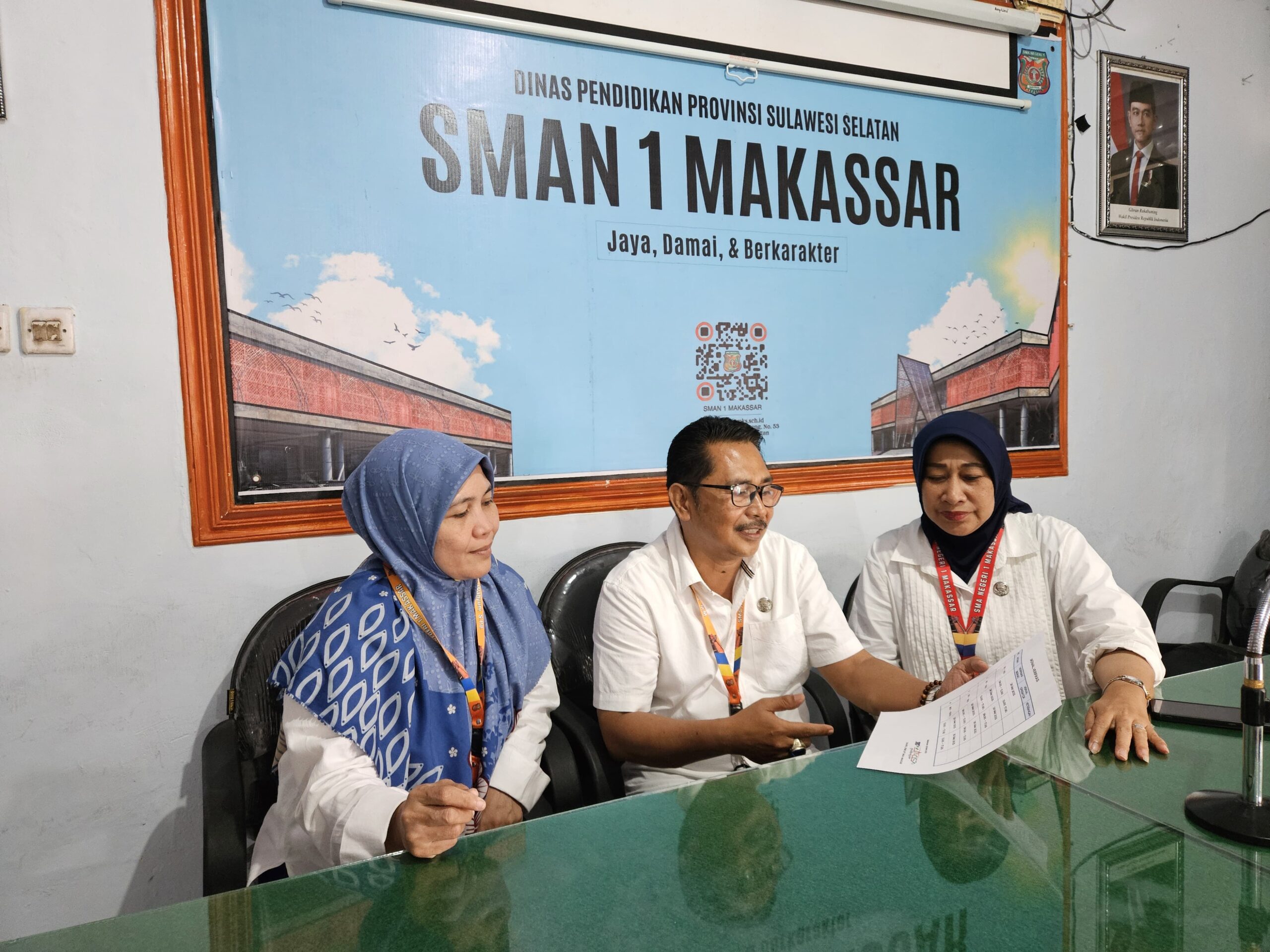 Ketua Panitia SPMB SMAN 1 Makassar 2025 Mustari Mustamin (Tengah) Memberikan Keterangan Terkait Pendaftaran SPMB 2025 di SMAN 1 Makassar