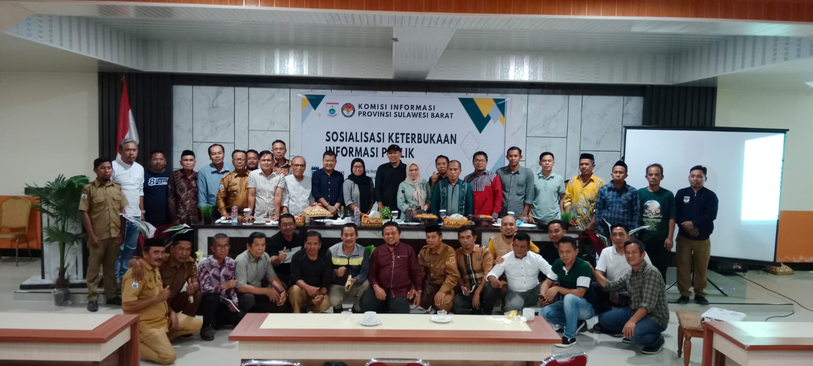 Komisi Informasi Provinsi Sulawesi Barat Kerjasama Dengan Diskominfopers Gelar Acara Sosialisasi Keterbukaan Informasi Publik Bersama Seluruh Kepala Desa (Kades) Se-Polewali Mandar