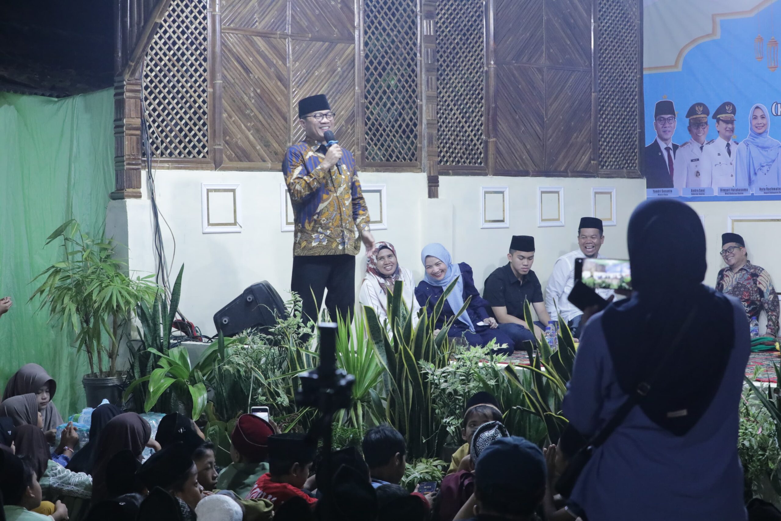 Menteri Desa dan Pembangunan Daerah Tertinggal (Mendes PDT) Yandri Susanto menghadiri Haul ke-100 Almarhum KH Muhammad Isa Bin KH Muhammad Liwu di Kampung Calingcing, Desa Kopo, Kecamatan Kopo, Kabupaten Serang