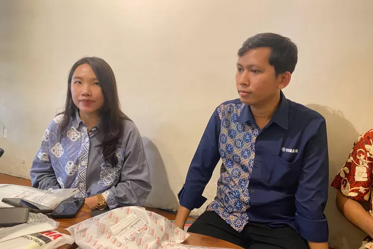 Manager Promosi PT SJAM Sintya Conarta (Kiri), Bersama Area Part Development PT SJAM Agung Dewantara (Kanan), Saat Memaparkan Program Kompetisi Modifikasi Fazzio 2025