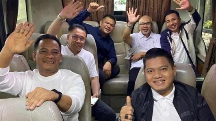 Momen Bupati Luwu Utara dan Wakil Bupati Luwu Utara Saat Menaiki Mobil Menuju Gladi Resik Pelantikan Kepala Daerah