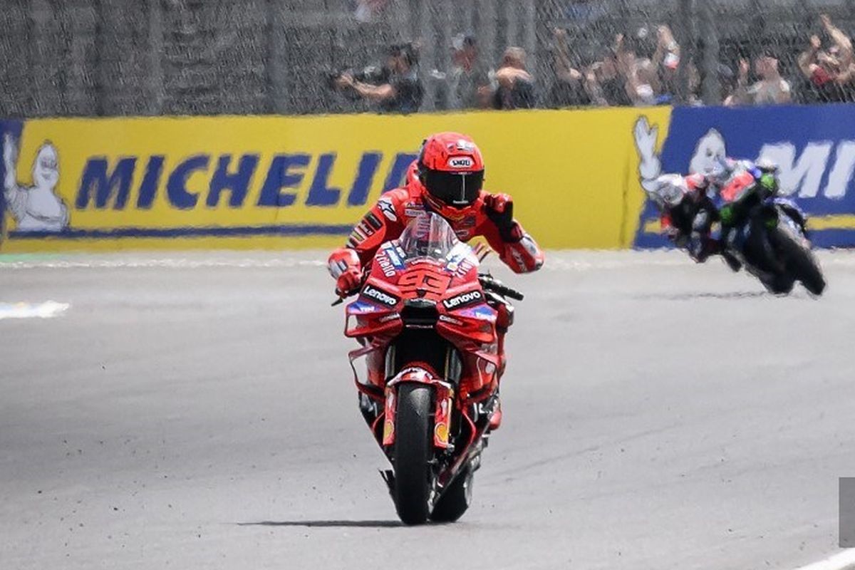 Pebalap Ducati Lenovo Team, Marc Marquez Merayakan Kemenangan Saat Melintasi Garis Finish Dalam Sesi Sprint Race MotoGP Perancis 2025