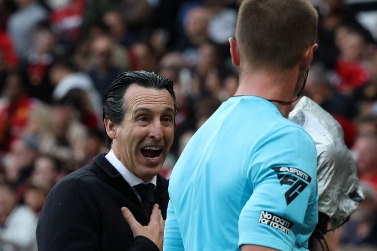 Pelatih Aston Villa Unai Emery Saat Melayangkan Protes Terhadap Kinerja Wasit Thomas Bramall Usai The Villans Kalah Dari MU