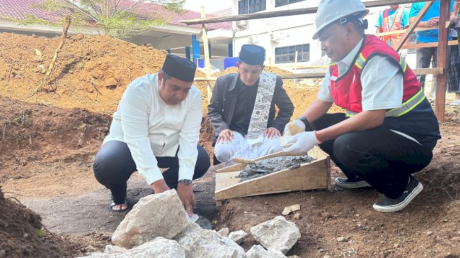 Bupati Maros Chaidir Syam Letakkan Batu Pertama Pembangunan Masjid