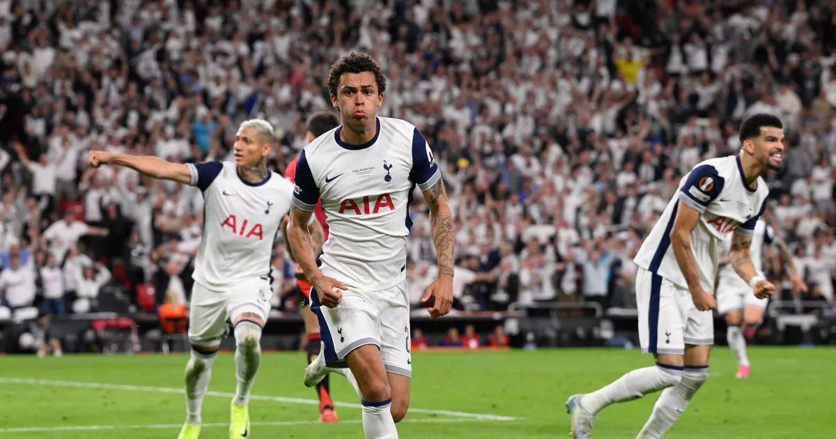 Pemain Tottenham Hotspur, Brennan Johnson Selebrasi Usai Cetak Gol Ke Gawang Manchester United
