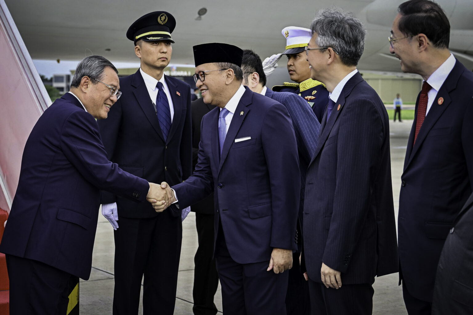 Perdana Menteri Republik Rakyat Tiongkok Li Qiang Saat Tiba di Pangkalan Udara TNI AU Halim Perdanakusuma