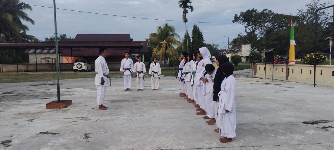 Polsek Mappedeceng Polres Luwu Utara Menggelar Latihan Seni Bela Diri Karate-do Gojukai