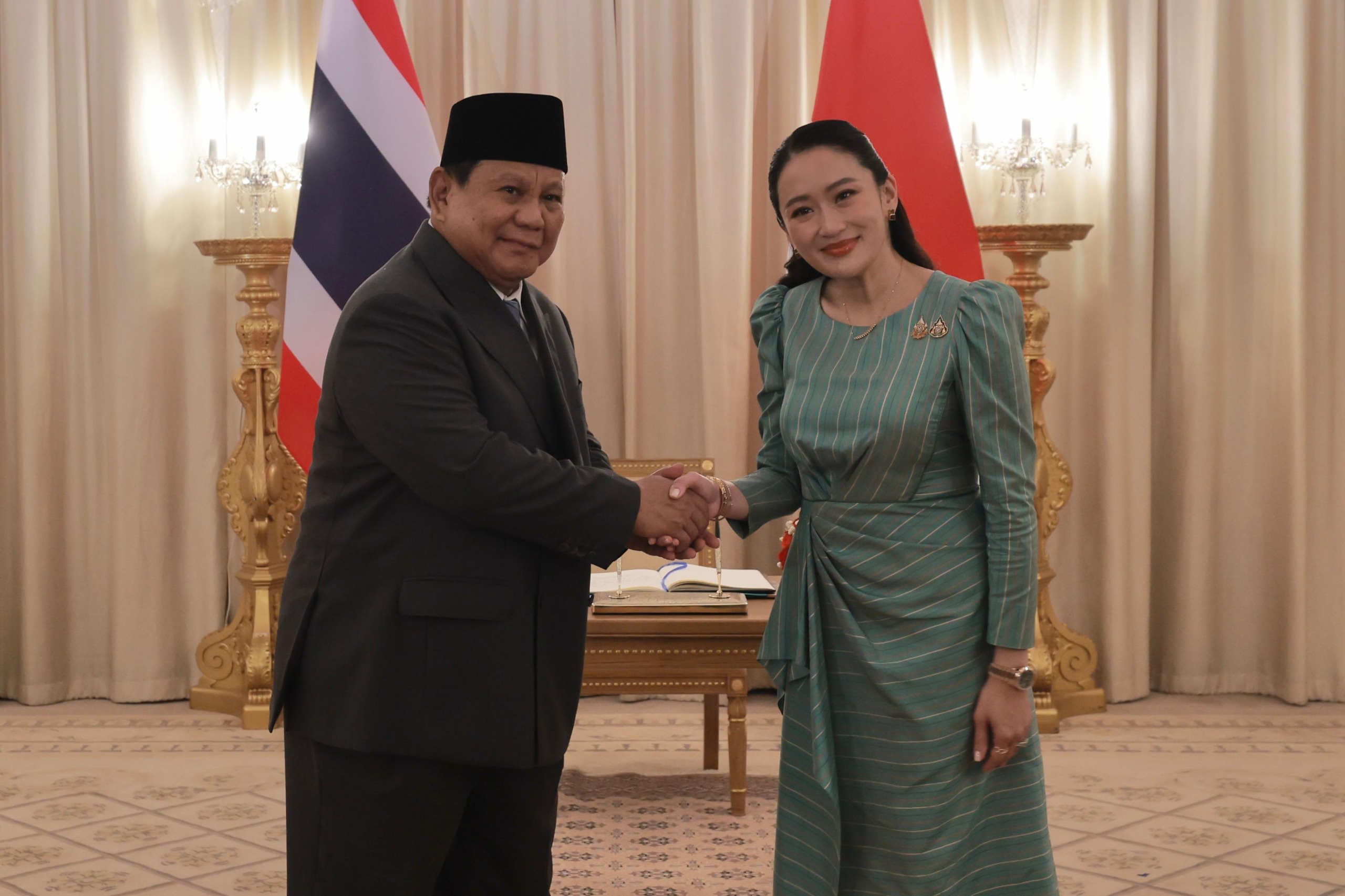 Presiden Indonesia Prabowo Subianto Saat Berjabat Tangan Dengan Perdana Menteri Thailand Paetongtarn Shinawatra
