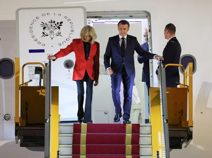 Presiden Prancis, Emmanuel Macron dan Istrinya, Brigitee Macron Saat Menuruni Tangga Pesawat Usai Mendarat di Vietnam
