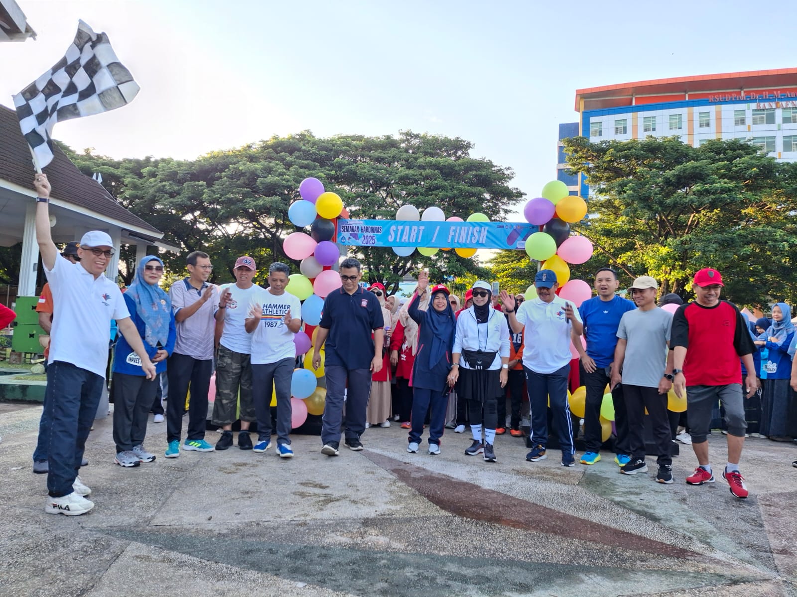 Semarak Hardiknas 2025, Pemkab Bantaeng Gelar Jalan Sehat dan Donor Darah