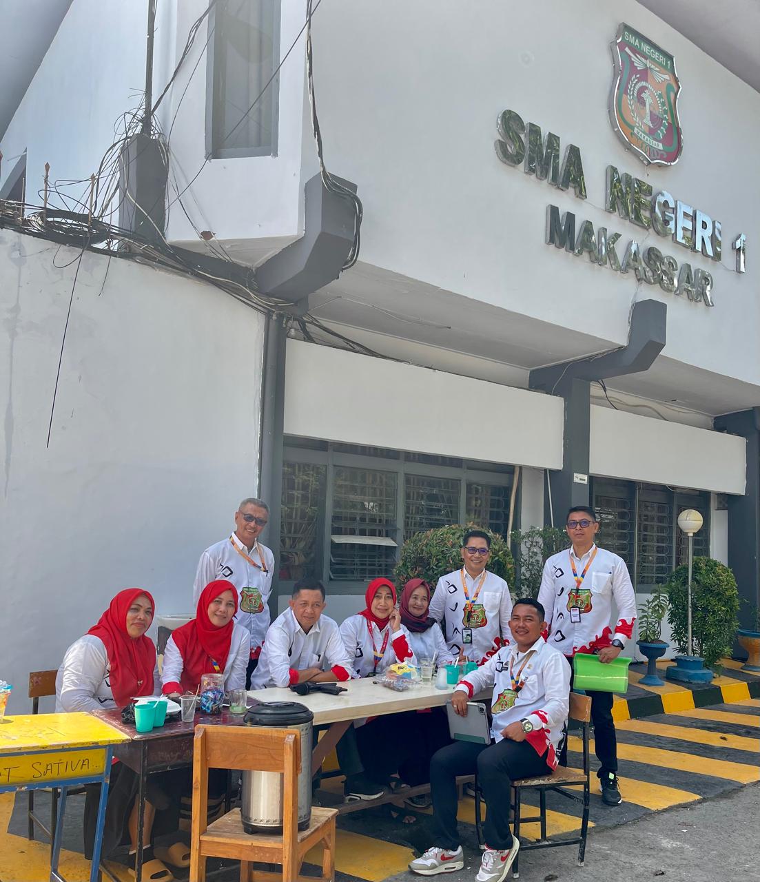 Kepala SMAN 1 Makasaar, Sulihin Mustafa, Bersama Panitia TPA SPMB 2025 SMAN 1 Makassar, Kamis (15/5/2025).