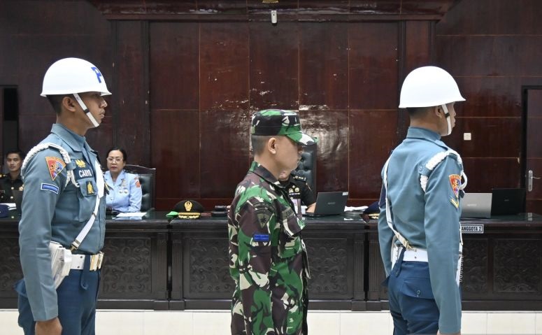 Terdakwa Kelasi Satu Jumran Saat Meninggalkan Ruangan Usai Mengikuti Agenda Pemeriksaan Saksi Dalam Sidang Kasus Pembunuhan Jurnalis Juwita