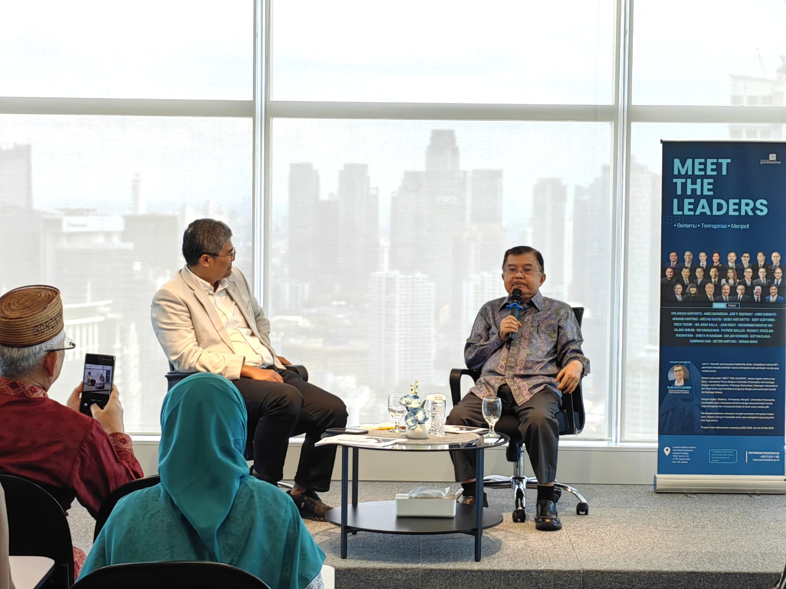 Wakil Presiden RI ke 10 dan 12, Jusuf Kalla alias JK Saat Memberikan Kuliah Umum MEET THE LEADERS "LEADING THROUGH THE STORM: RESILIENT LEADERSHIP IN TIME OF CRISES" di Auditorium Benny Subianto, Universitas Paramadina, di Auditorium Benny Subianto, Universitas Paramadina, Trinity Tower Lt. 45, Jln. HR Rasuna Said,Jakarta Selatan, Sabtu (24/05/2025).