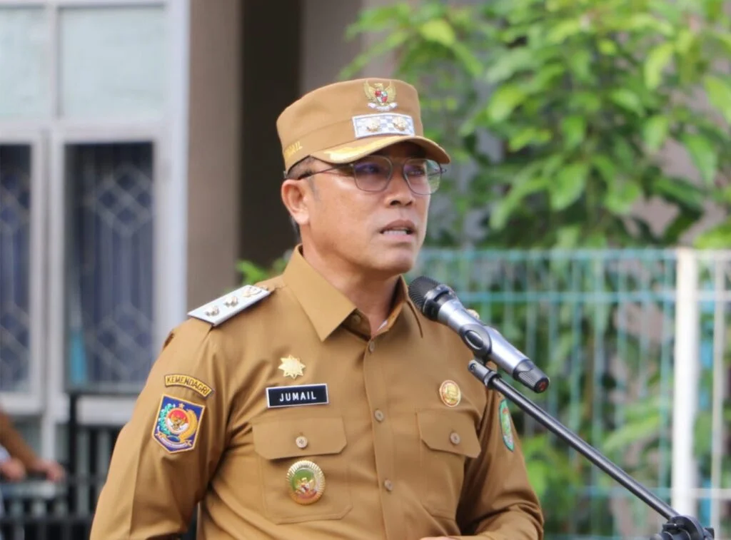 Wakil Bupati Luwu Utara, Jumail Mappile Saat Memimpin Apel Perdana