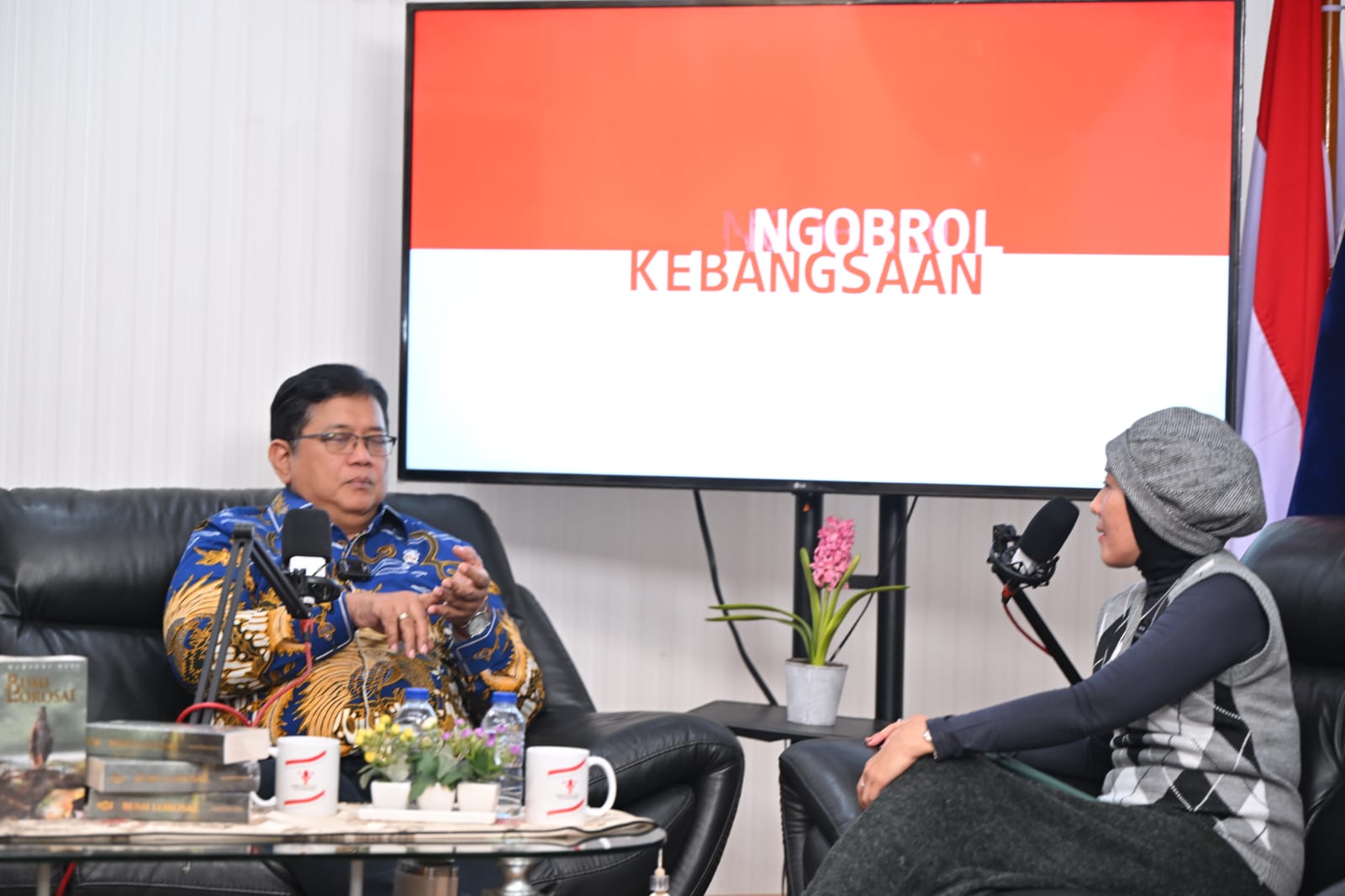 Wakil Menteri Transmigrasi Saat Menjadi Tamu Dalam Ngobrol Kebangsaan WRPodcast yang Dipandu Oleh Wahyuni Refi Setyabekti