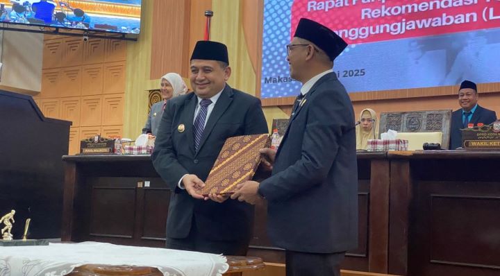 Wali Kota Makassar, Munafri Arifuddin Bersama Ketua DPRD Makassar, Supratman Saat Rapat Paripurna Pembahasan LKPJ 2024