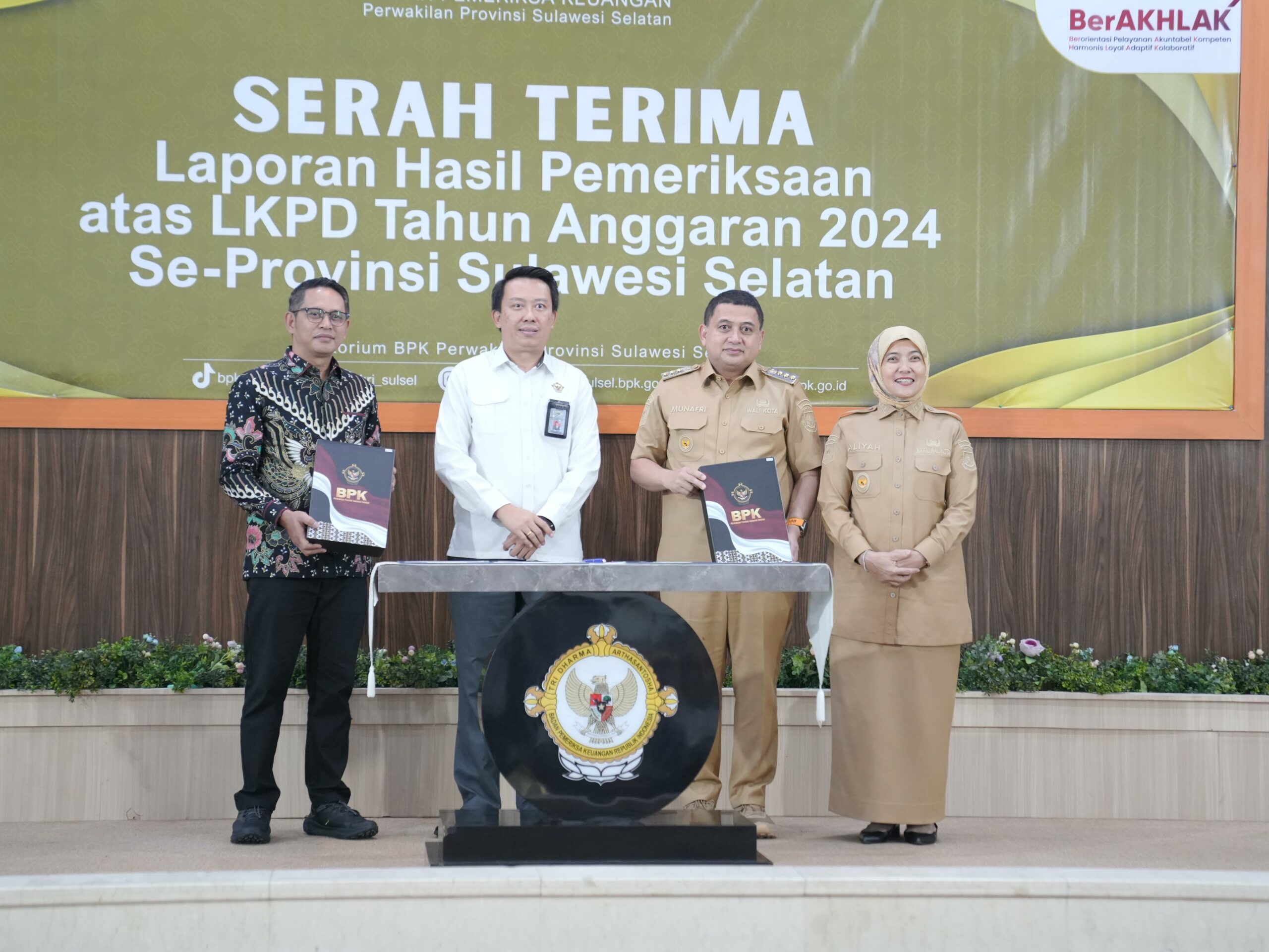 Wali Kota Makassar dan Wakil Wali Kota Munafri Arifuddin Aliyah Mustika Ilham dan Ketua DPRD Makassar Supratman Saat Serah Terima Serah terima LHP BPK atas LKPD Tahun Anggaran 2024 se Sulsel