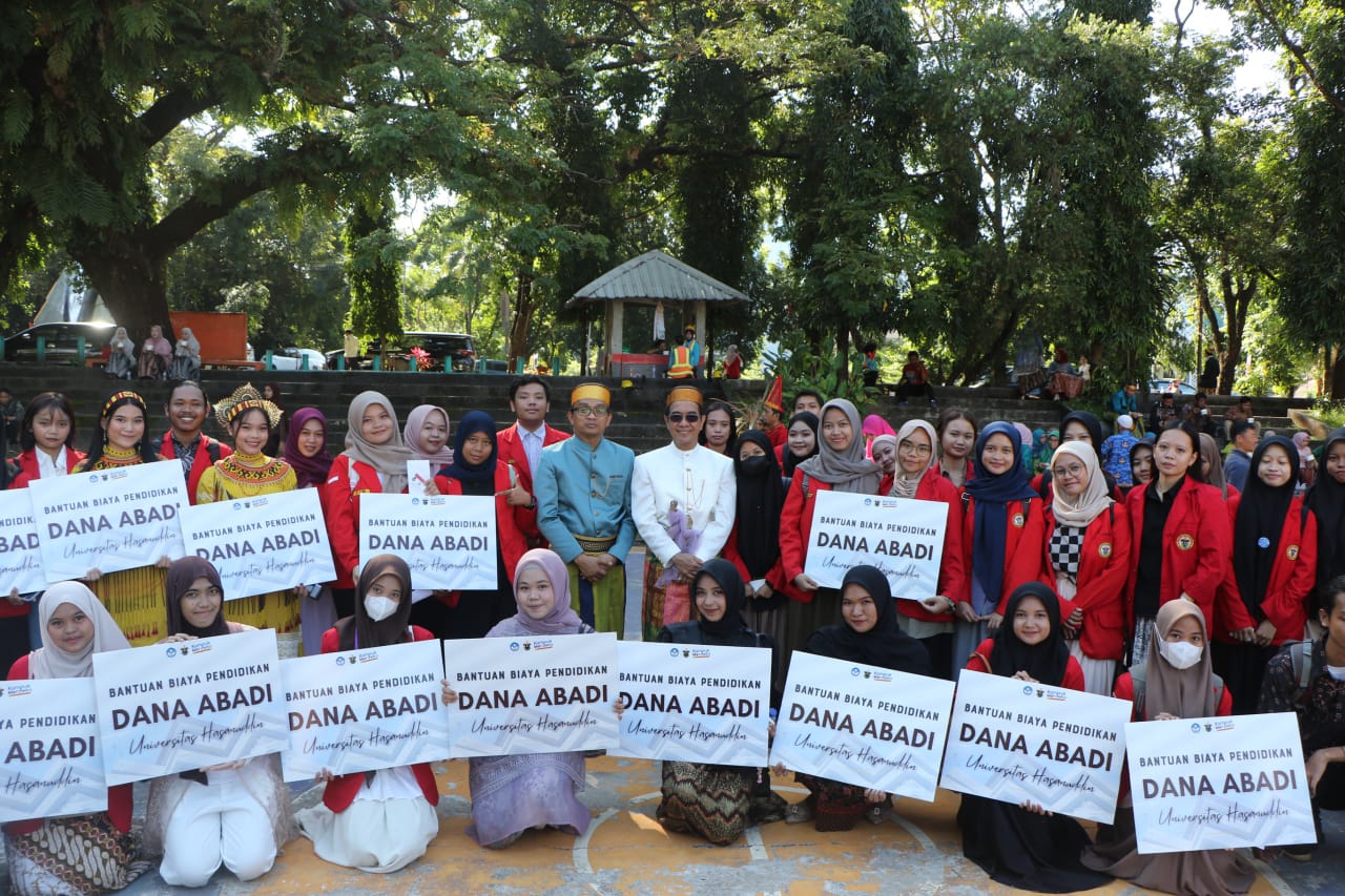 Hardiknas 2025, Unhas Salurkan Bantuan Dana Abadi ke 300 Mahasiswa