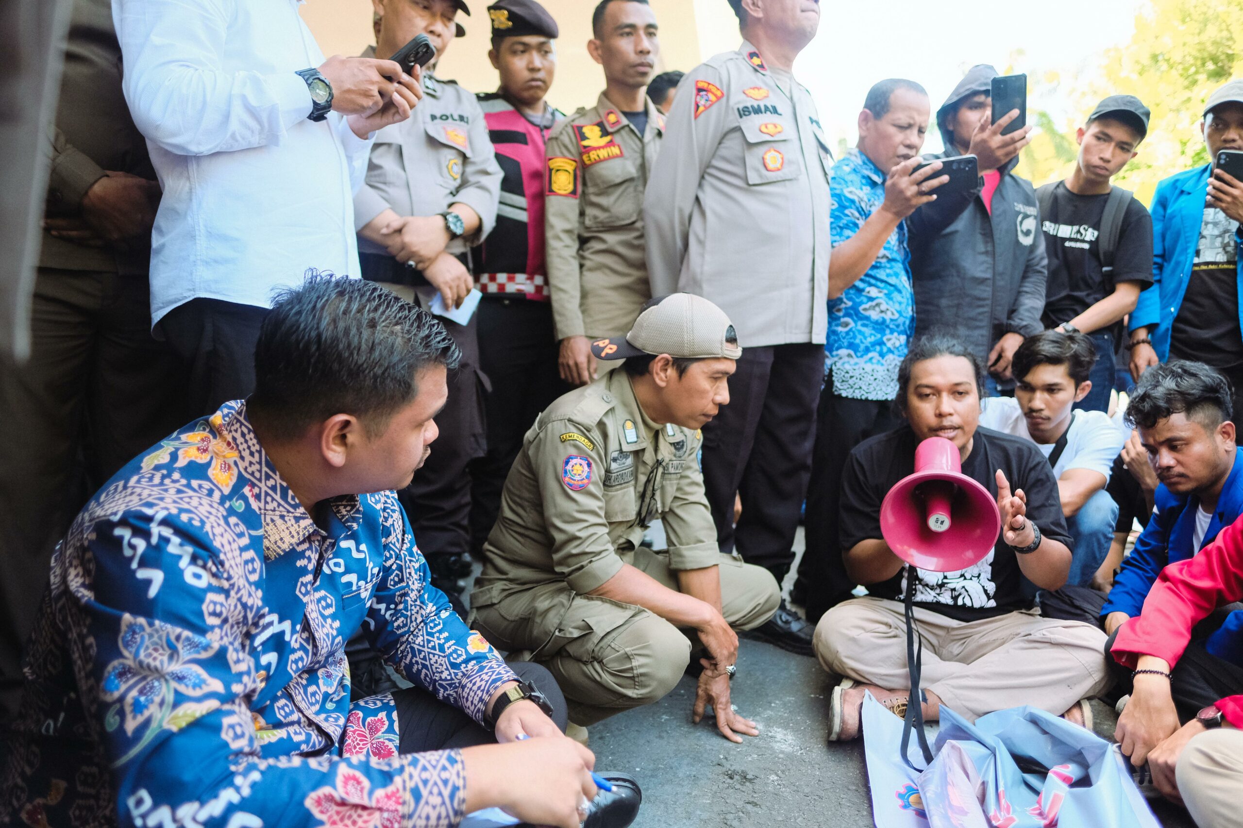 Bupati Bantaeng Temui Demonstran Tuntut Hak Buruh KIBA