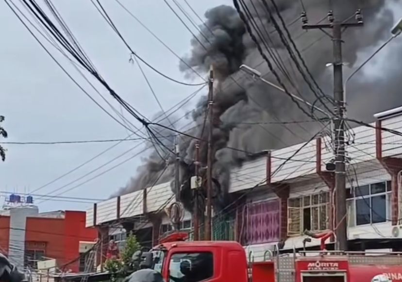 Ledakan Iringi Kebakaran Ruko di Jalan Anggrek Raya Makassar