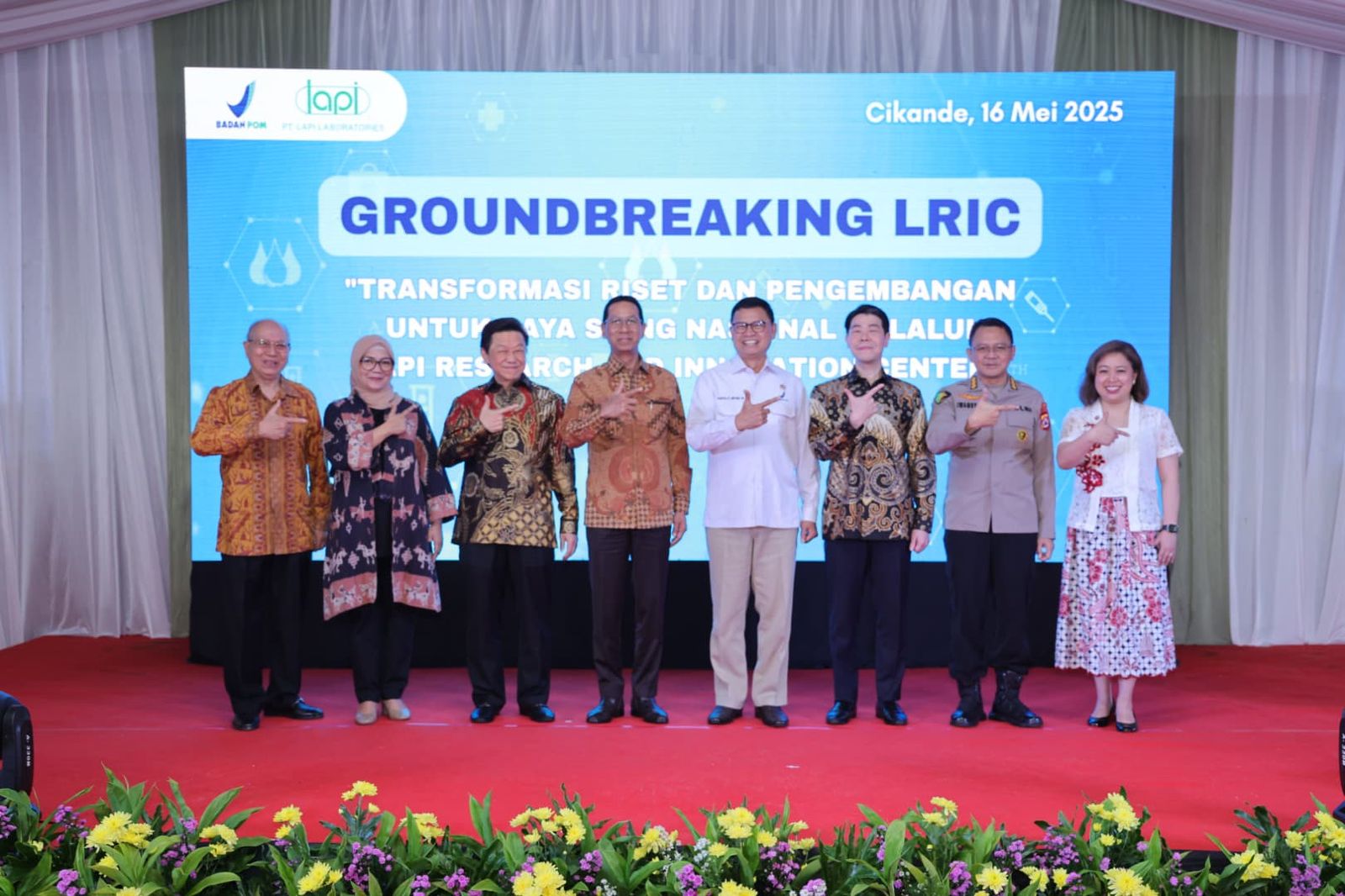 Kepala Badan Pengawas Obat dan Makanan Republik Indonesia (BPOM RI) Prof Dr Taruna Ikrar secara simbolis melakukan penanaman pohon sebagai tanda dimulainya pembangunan groundbreaking fasilitas baru PT Lapi Laboratories