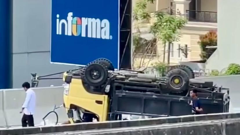 Truk Terguling di Tol Layang Reformasi Makassar, Diduga Akibat Pecah Ban