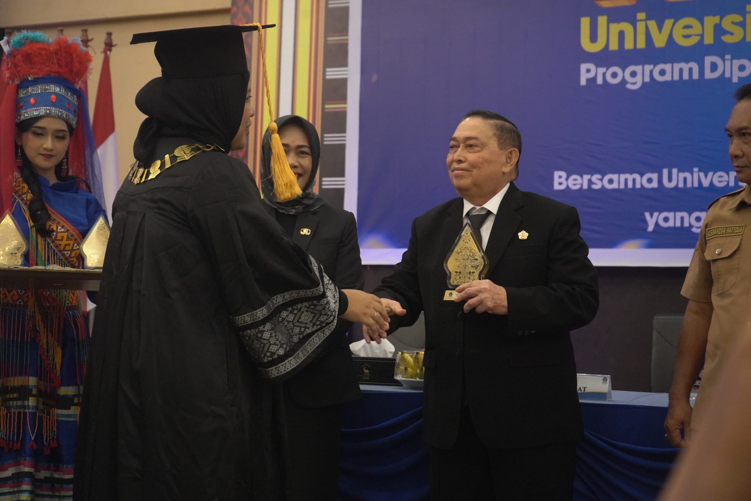 Wagub Sulbar Hadiri Wisuda UT Majene, Tekankan Adab dan Integritas
