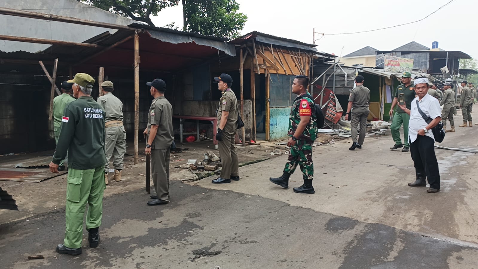 Pemkot Bekasi Tertibkan 13 Bangunan Liar di Jatisampurna, Dua Dibongkar Mandiri oleh Warga