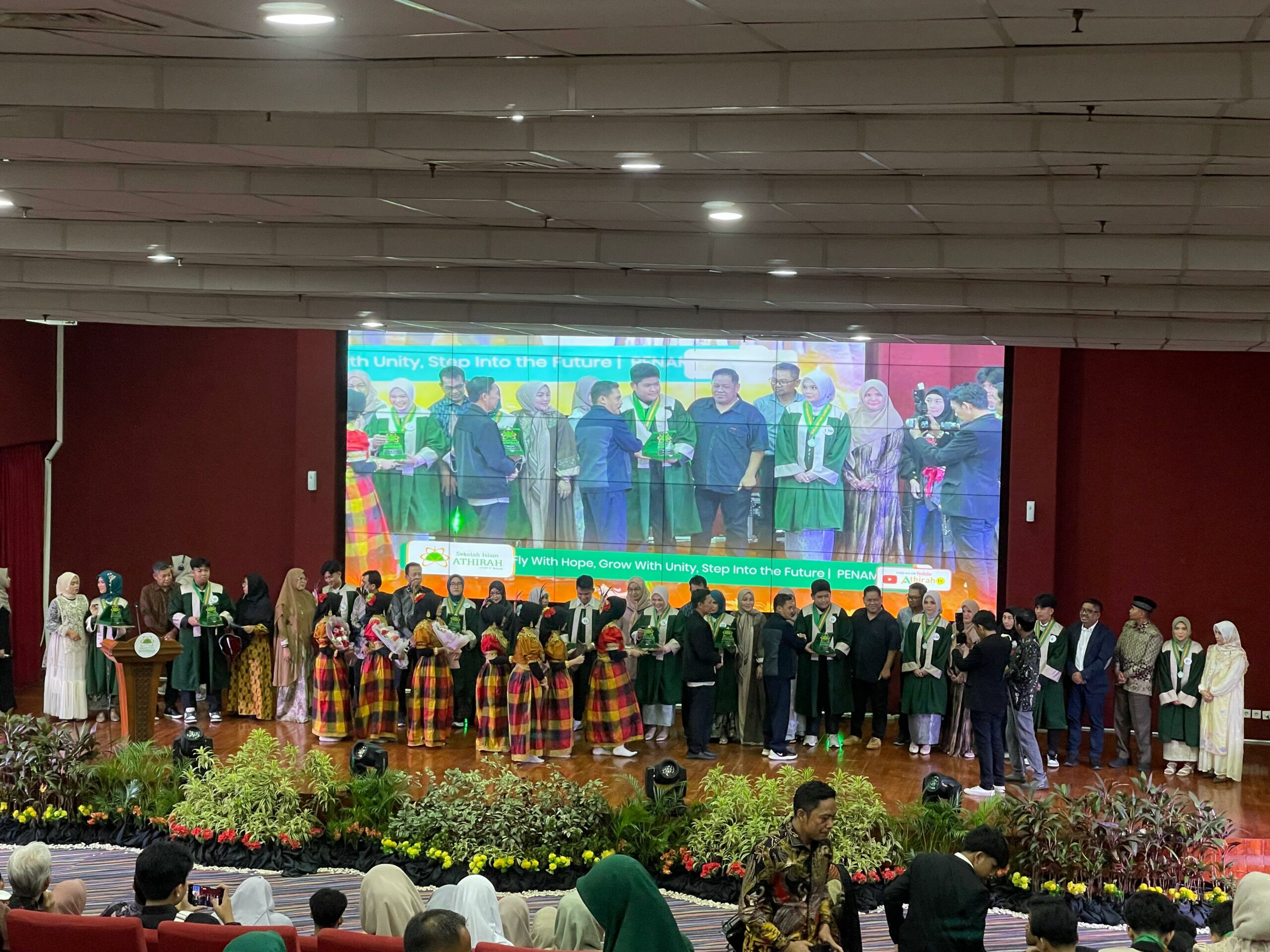 SMA Islam Athirah Bukit Baruga Kukuhkan 160 Alumni Baru