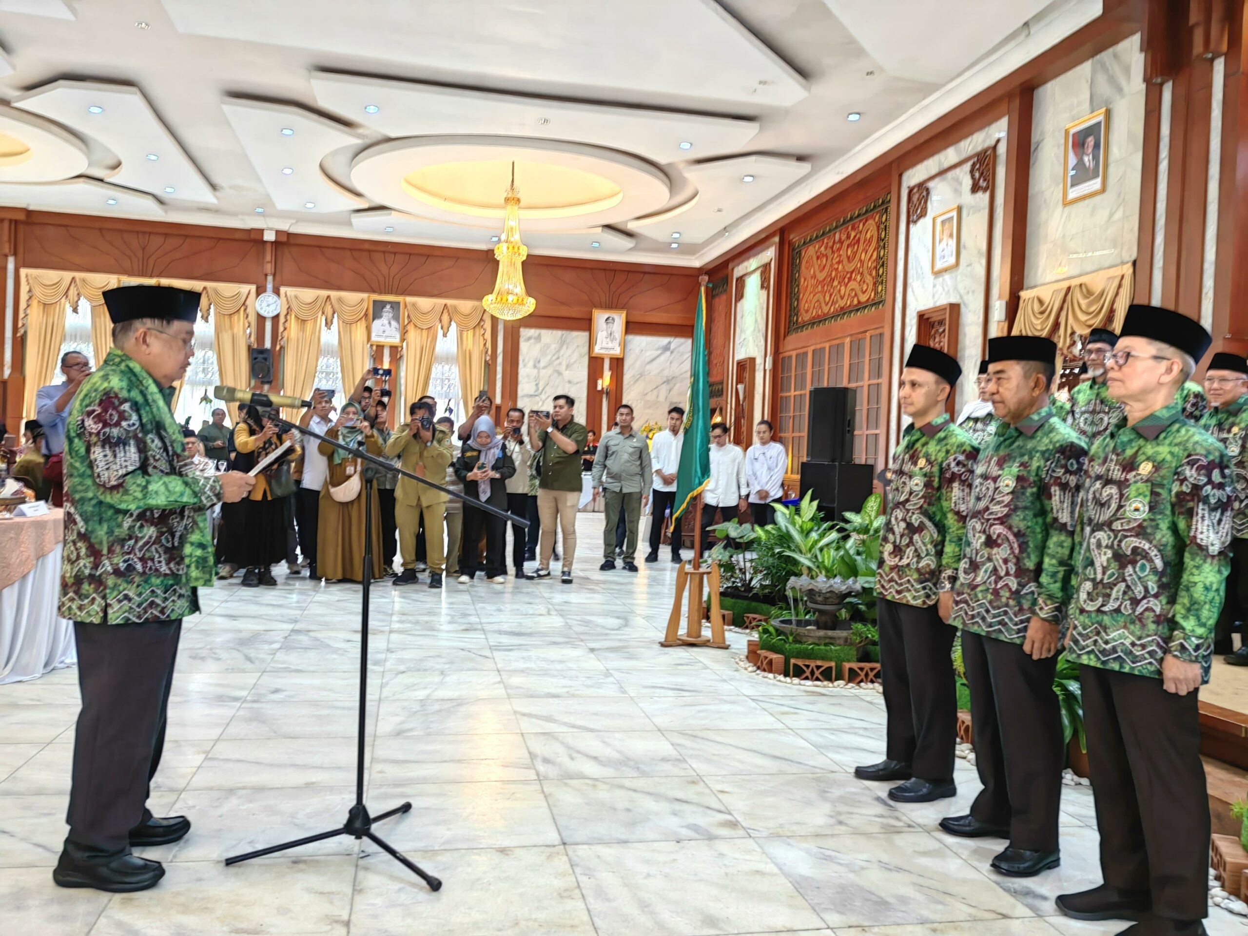 Jusuf Kalla Lantik Pengurus DMI Kalsel, Tekankan Kesejahteraan Jamaah
