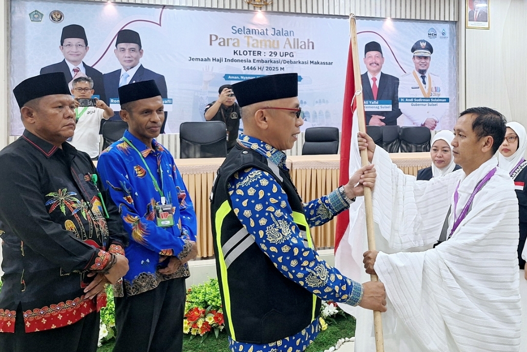 Pendeta Steven Wonmaly Dampingi Pelepasan Jemaah Haji Jayapura Kloter 29 Embarkasi Makassar