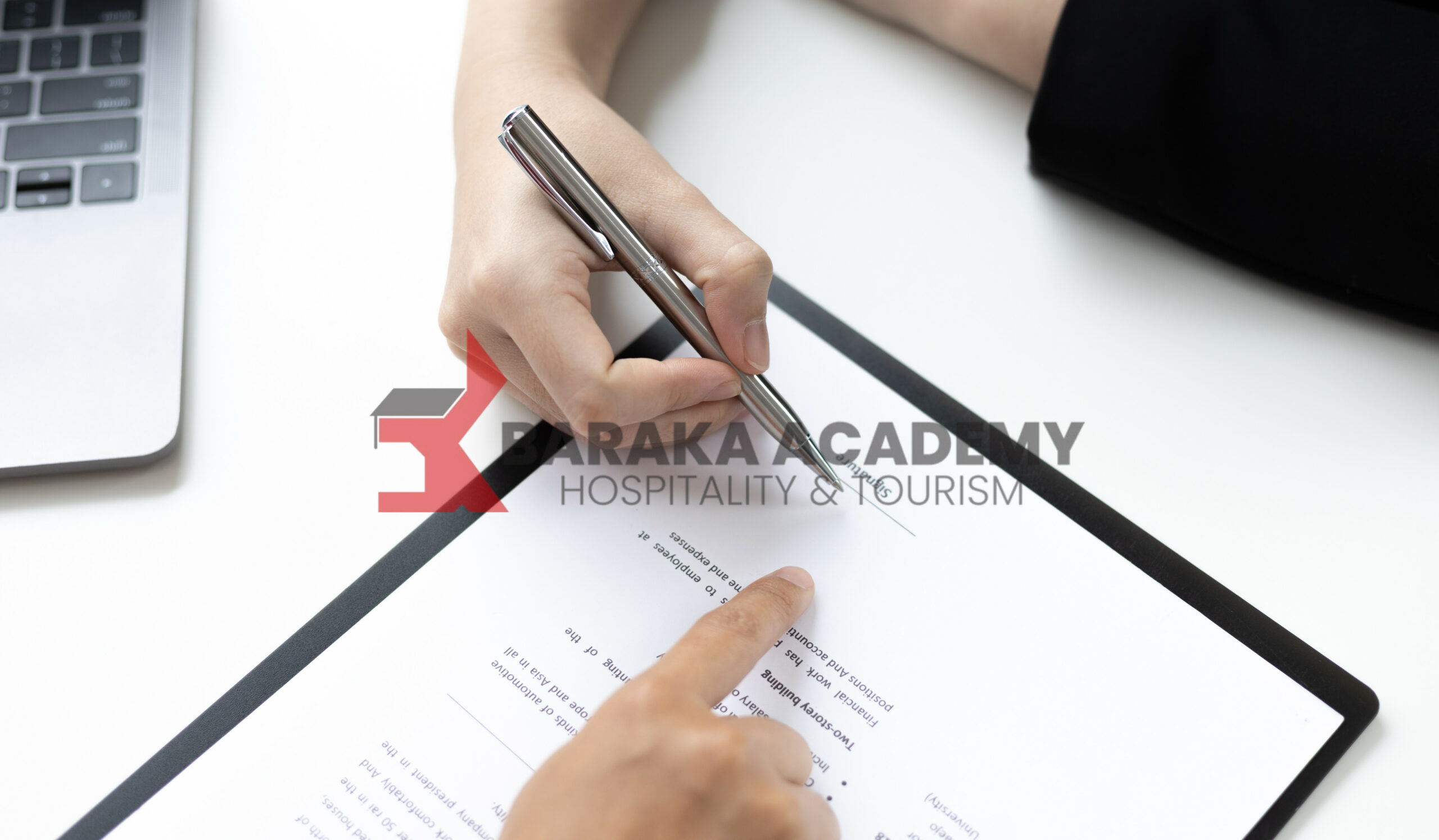 Bahasa Tubuh dalam Dunia Hospitality: Diam Bisa Jadi Salah