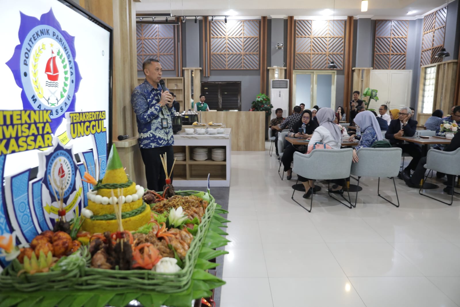 Direktur Poltekpar Makassar Saat Memberikan Sambutan Dalam Acara Syukuran atas Pencapaian Predikat Unggul untuk Akreditasi Institusi Perguruan Tinggi dari Badan Akreditasi Nasional Perguruan Tinggi (BAN-PT)