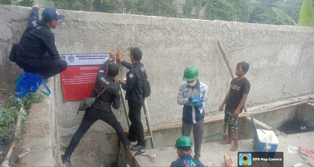 Dinas Lingkungan Hidup Kota Bekasi Tutup Pipa Limbah Laundry Diduga Penyebab Pencemaran Kali