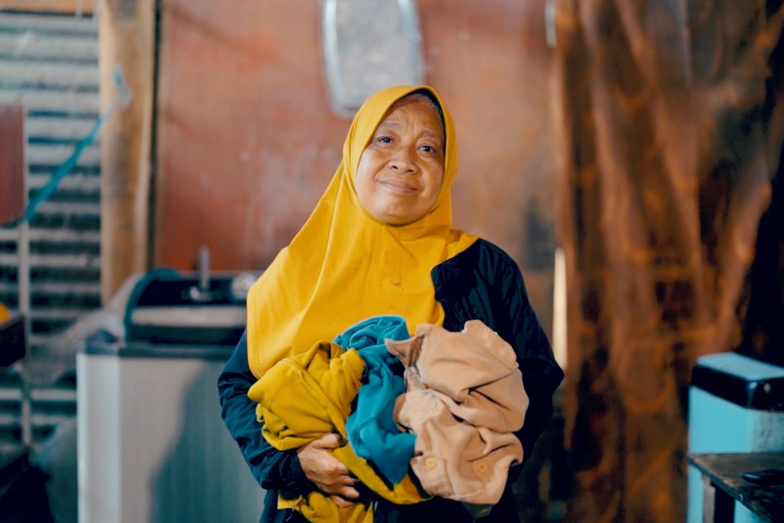 Bersama PNM, Ibu Rabasia Ubah Jalan Hidup: Dulu Nganter Laundry Jalan Kaki, Sekarang Naik Motor dan Berdayakan Tetangga. (Ist)