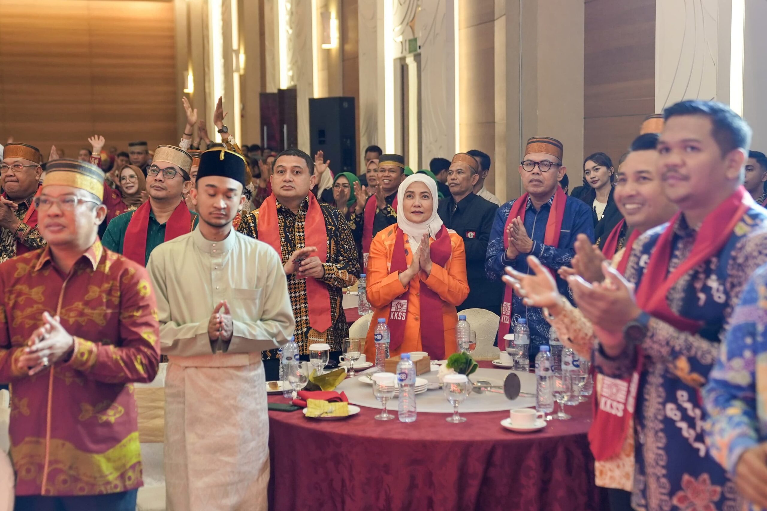 Wali Kota Makassar Munafri Arifuddin bersama Wakil Wali Kota Aliyah Mustika Ilham menghadiri acara Pelantikan Pengurus Pusat Kerukunan Keluarga Sulawesi Selatan (KKSS) periode 2025–2030. (Ist)