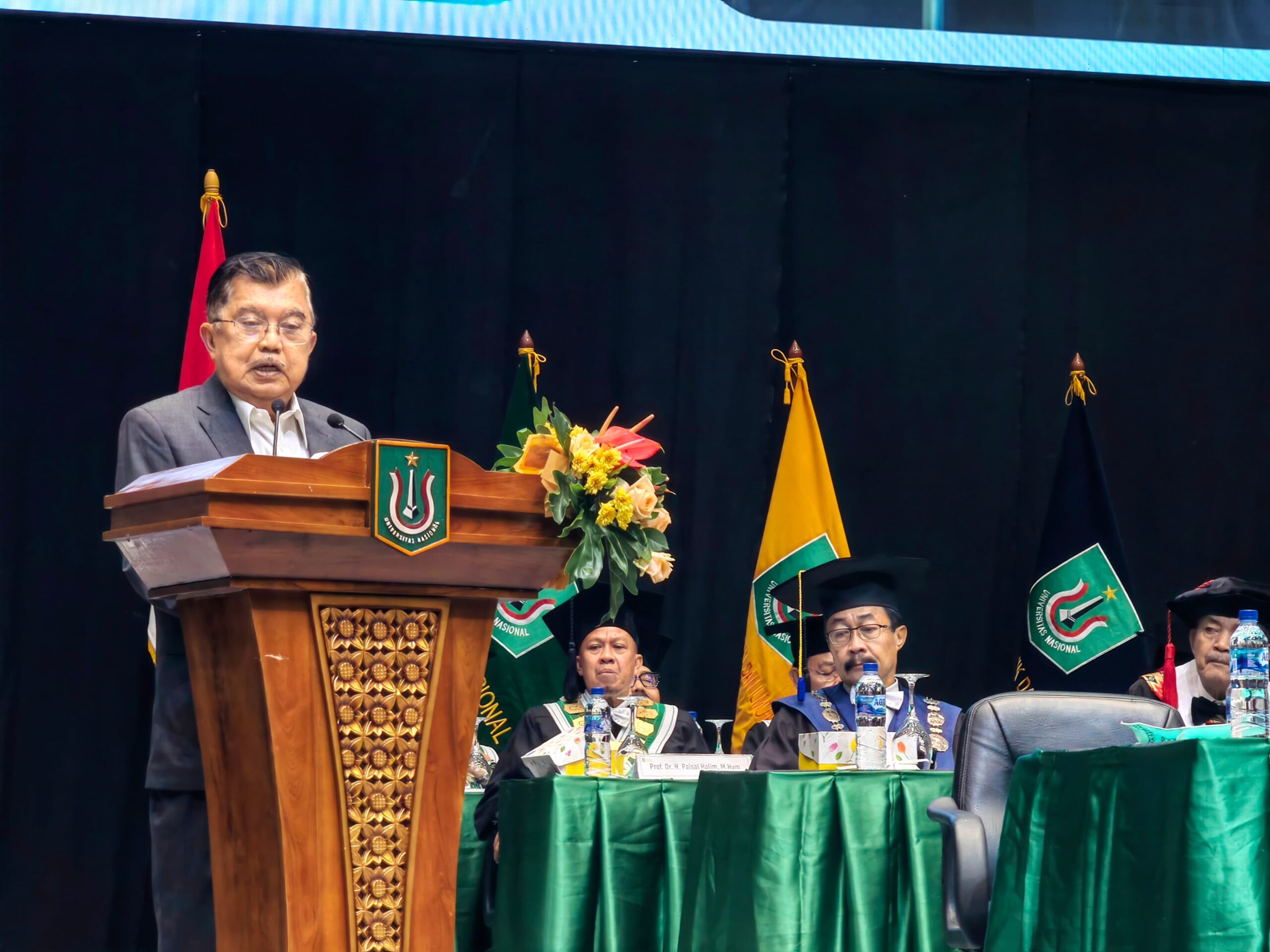 Jusuf Kalla Saat Menyampaikan Orasi Ilmiah Dihadapan Ribuan Wisudawan Universitas Nasional (Unas) di Jakarta Convention Center (JCC) Senayan Minggu 15 Juni 2025