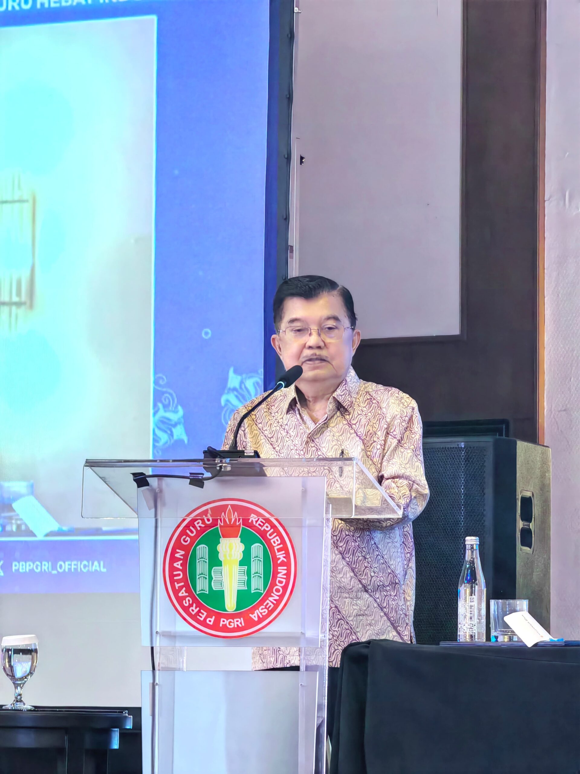Jusuf Kalla Saat Menyampaikan Sambutan Dalam Acara Rapimnas PGRI Tahun 2025