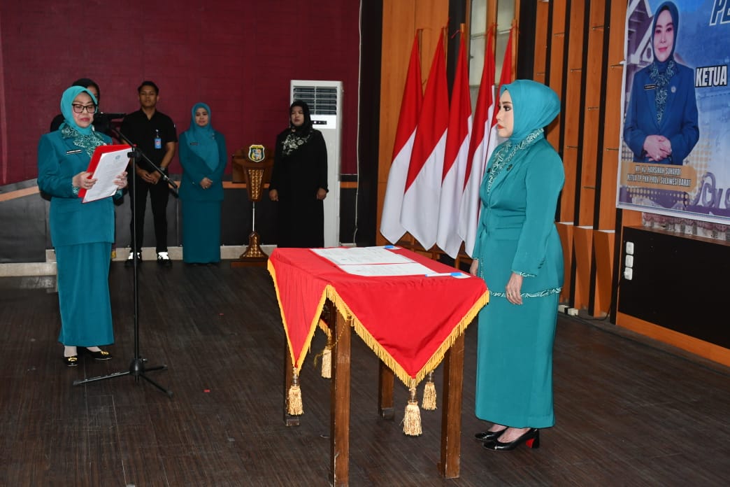 Ketua TP PKK Sulbar, Harsinah Suhardi, Resmi Melantik Ketua TP PKK Pasangkayu, Hj. Aulia M. Amin Al-Idrus Untuk Masa Jabatan 2025-2030