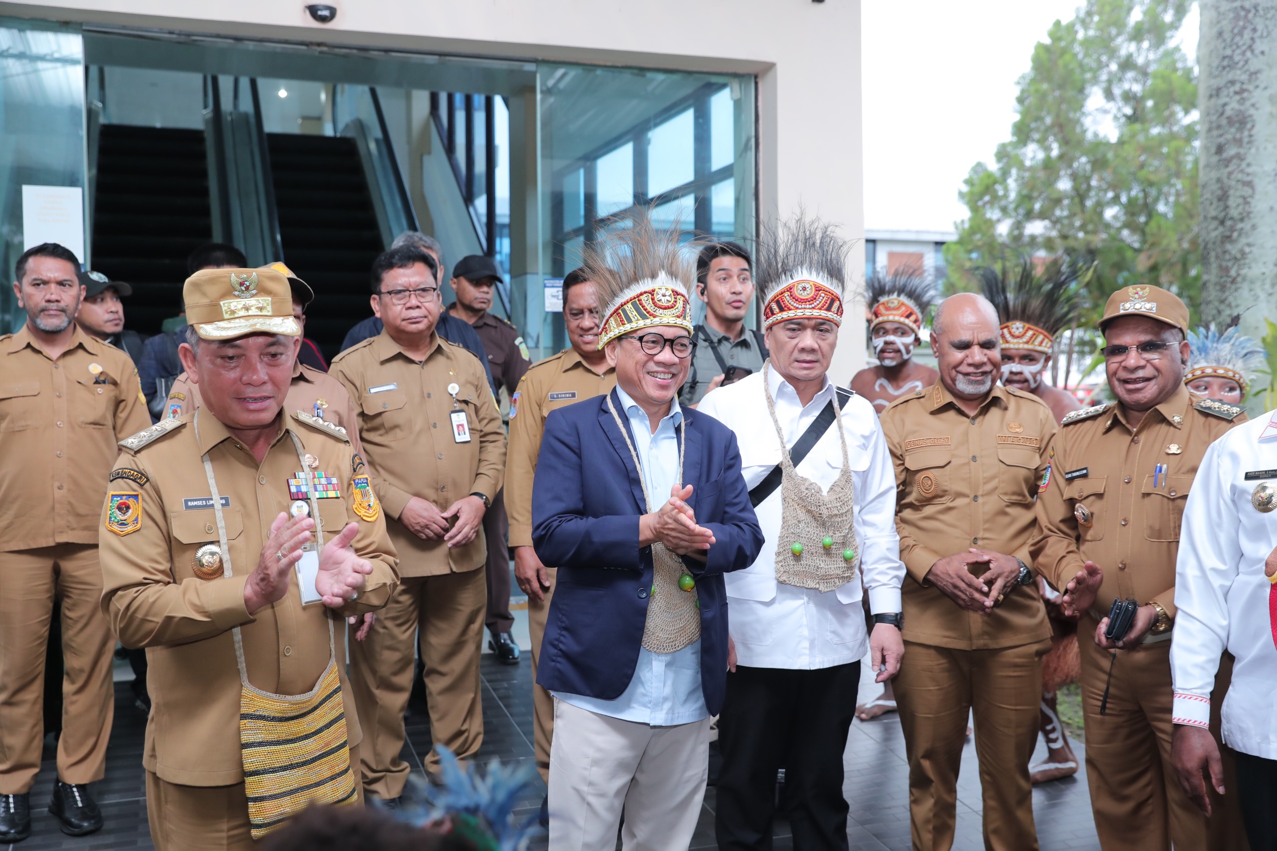 Mendes PDT Yandri Susanto, Bersama Wamendes PDT, Ahmad Riza Patria Saat Peluncuran Koperasi Desa Merah Putih di Papua