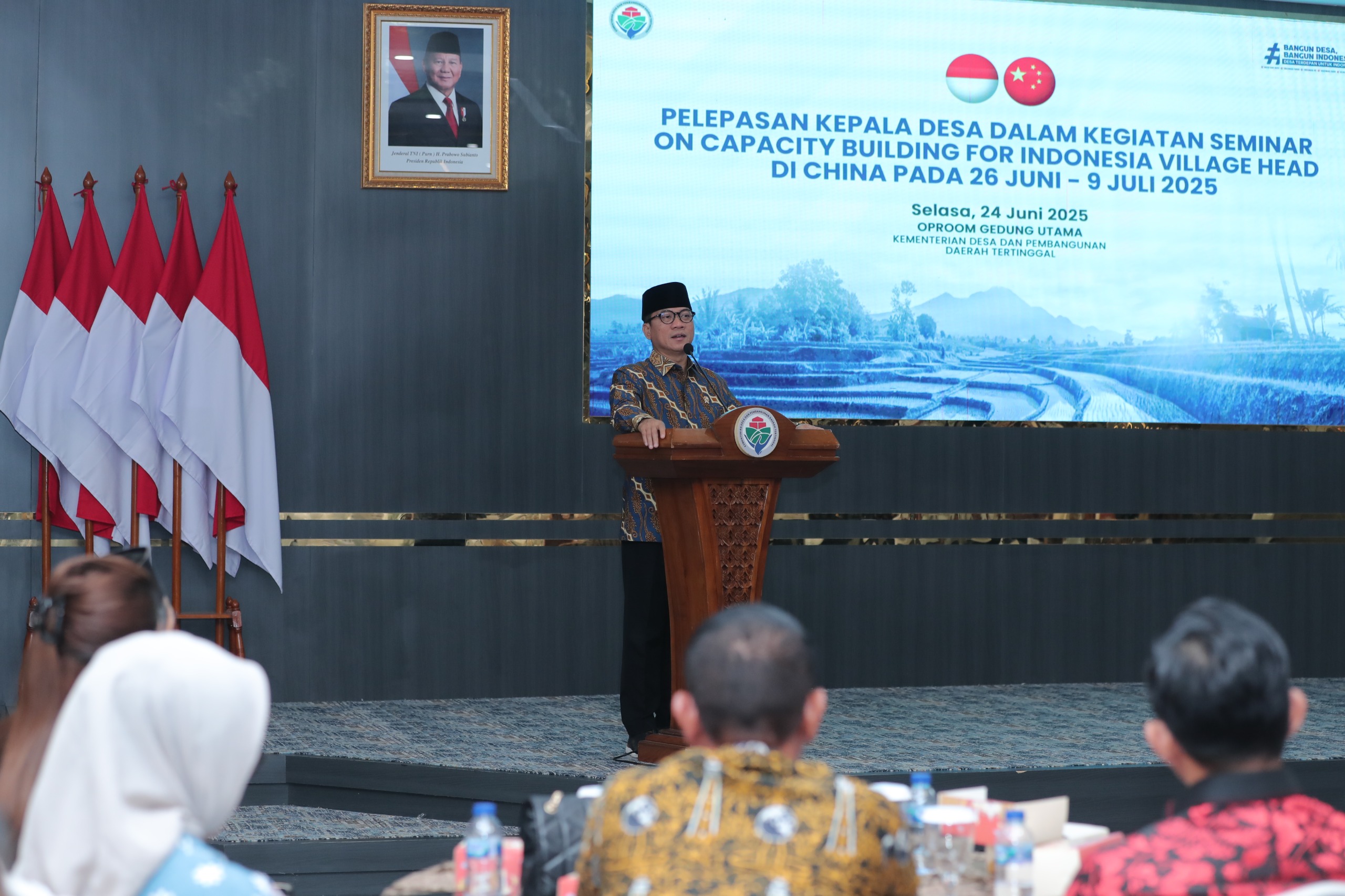 Mendes Yandri Saat Memberikan Arahan Dalam Acara Pelepasan Kepala Desa Dalam Kegiatan Seminar On Capacity Building For Indonesia Village di China