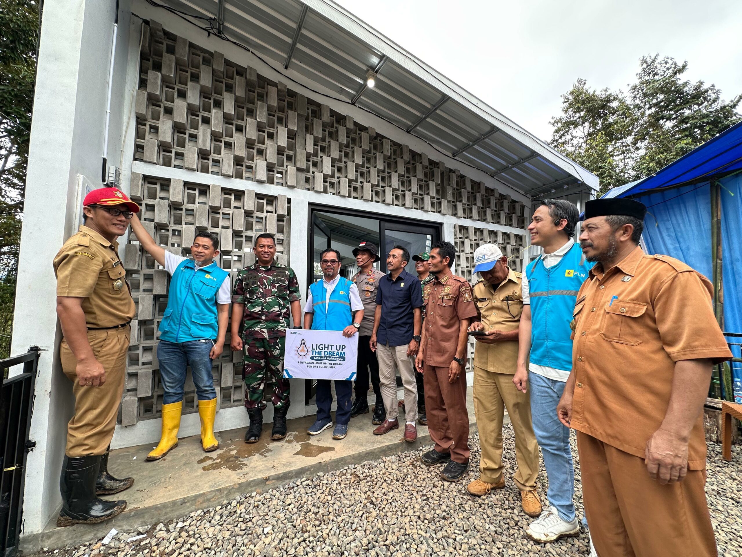 PLN Wujudkan Harapan Kampung Menra Sinjai Dengan Listrik 24 Jam