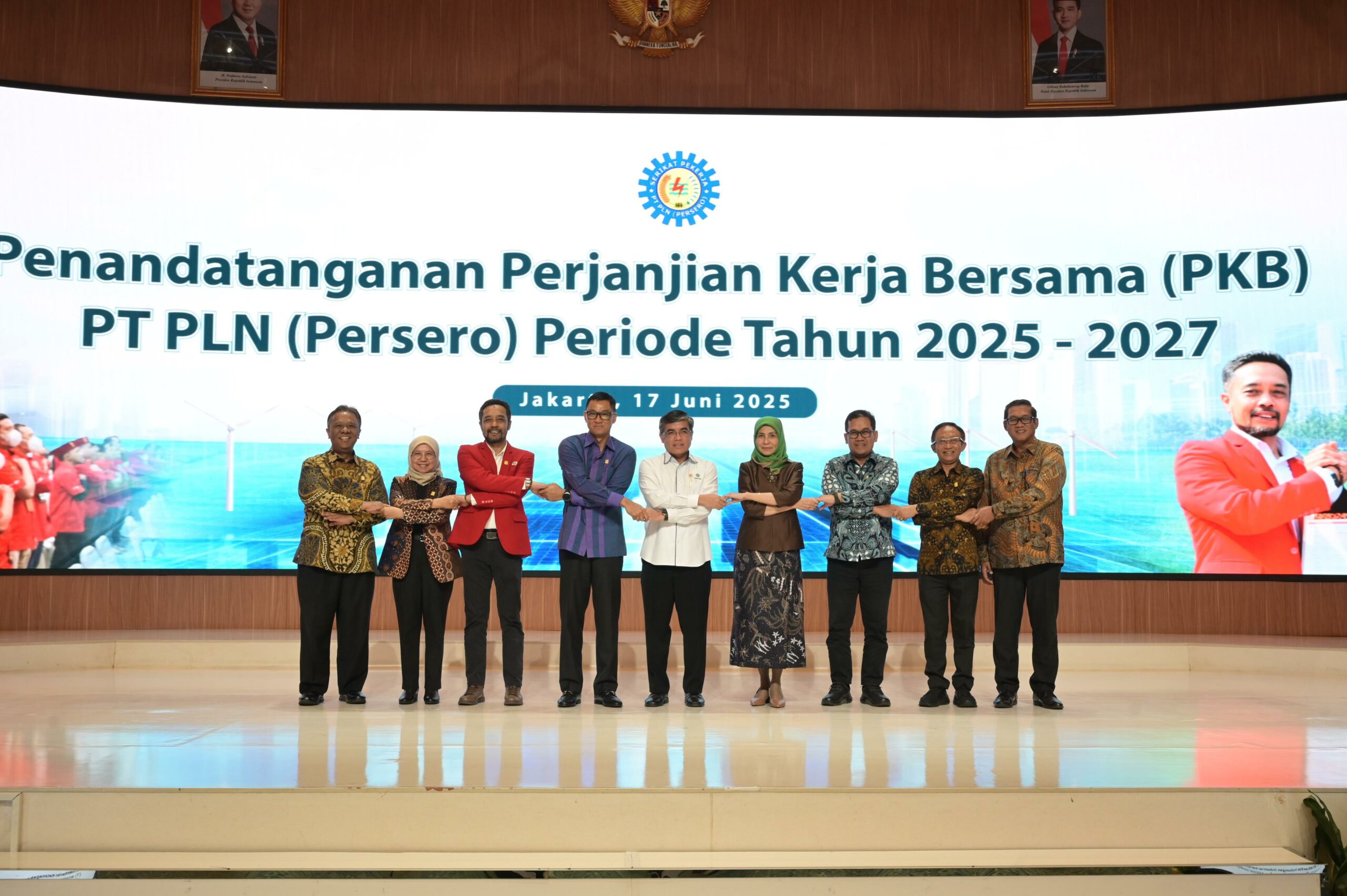 PLN dan Serikat Pekerja Dalam Penandatanganan Perjanjian Kerja Bersama (PKB) PT PLN (Persero) Periode Tahun 2025-2027