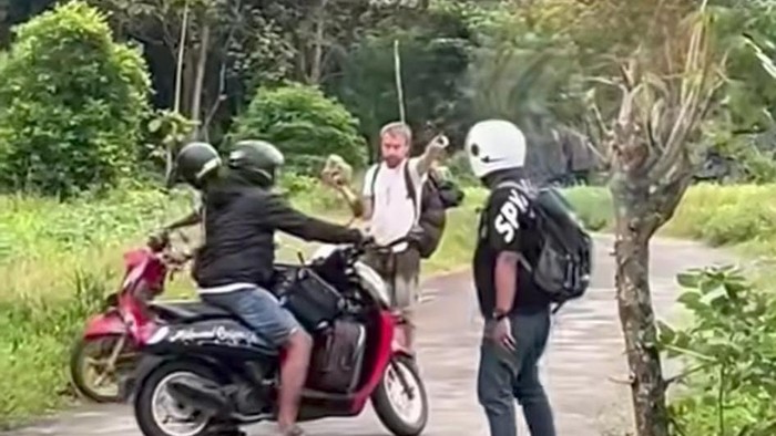 Kesal Diteriaki ‘Gila’, Turis Polandia Ancam Lempar Batu ke Warga Maros